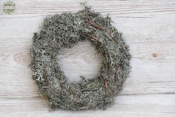 flower delivery Budapest - lichen-covered cane wreath (28cm)