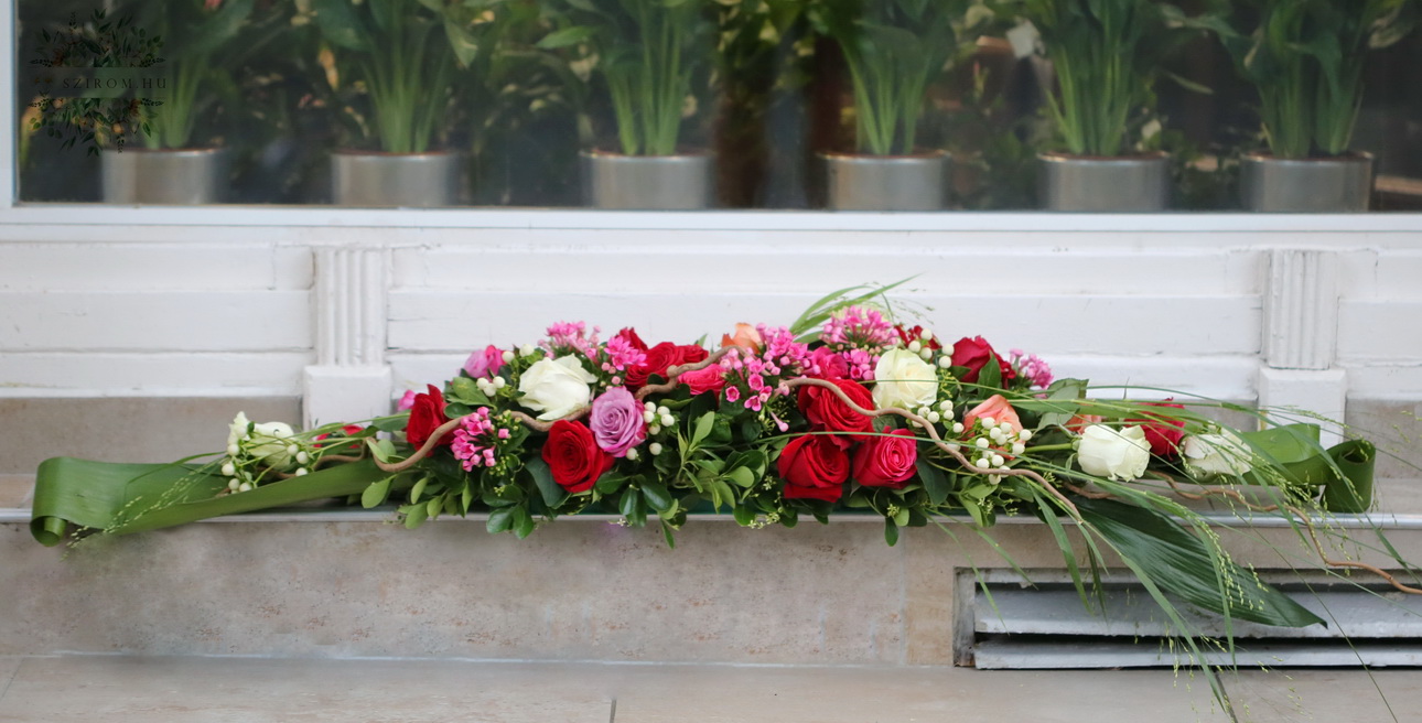 Blumenlieferung nach Budapest - Haupttischdekoration (Rosa, Rot, Lila, Weiß)