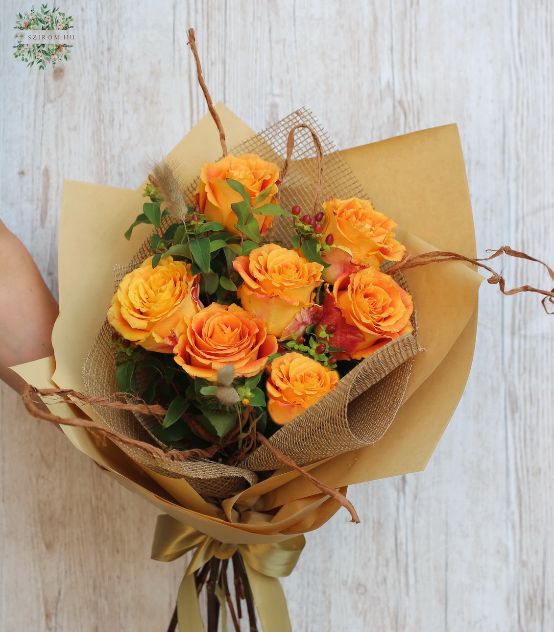 Blumenlieferung nach Budapest - 7 orangefarbene Rosen mit Hypericum-Beeren, mit rustikaler Dekoration