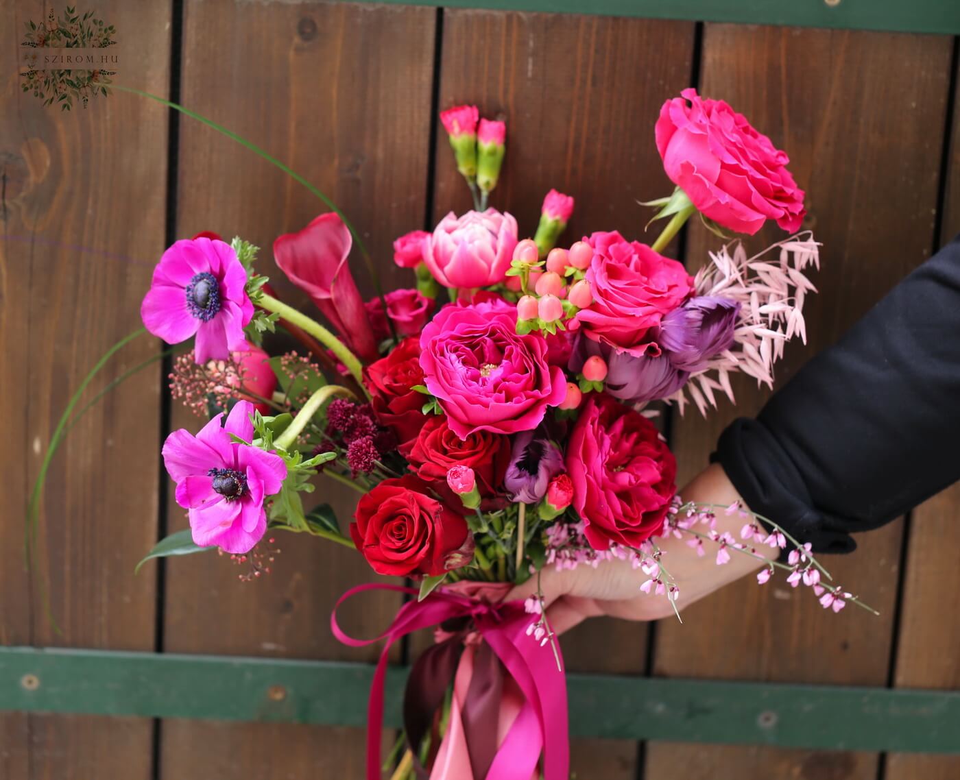 Virágküldés Budapest - Félhold menyasszonyi csokor  (vörös, sötét rózsaszín, David austin rózsa, anemone, rózsa, tulipán, kála, skimmia)
