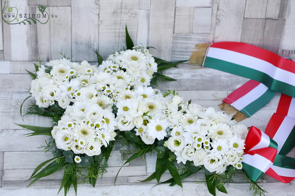 Blumenlieferung nach Budapest - weißes Kreuz mit 35 Blumen (55cm)