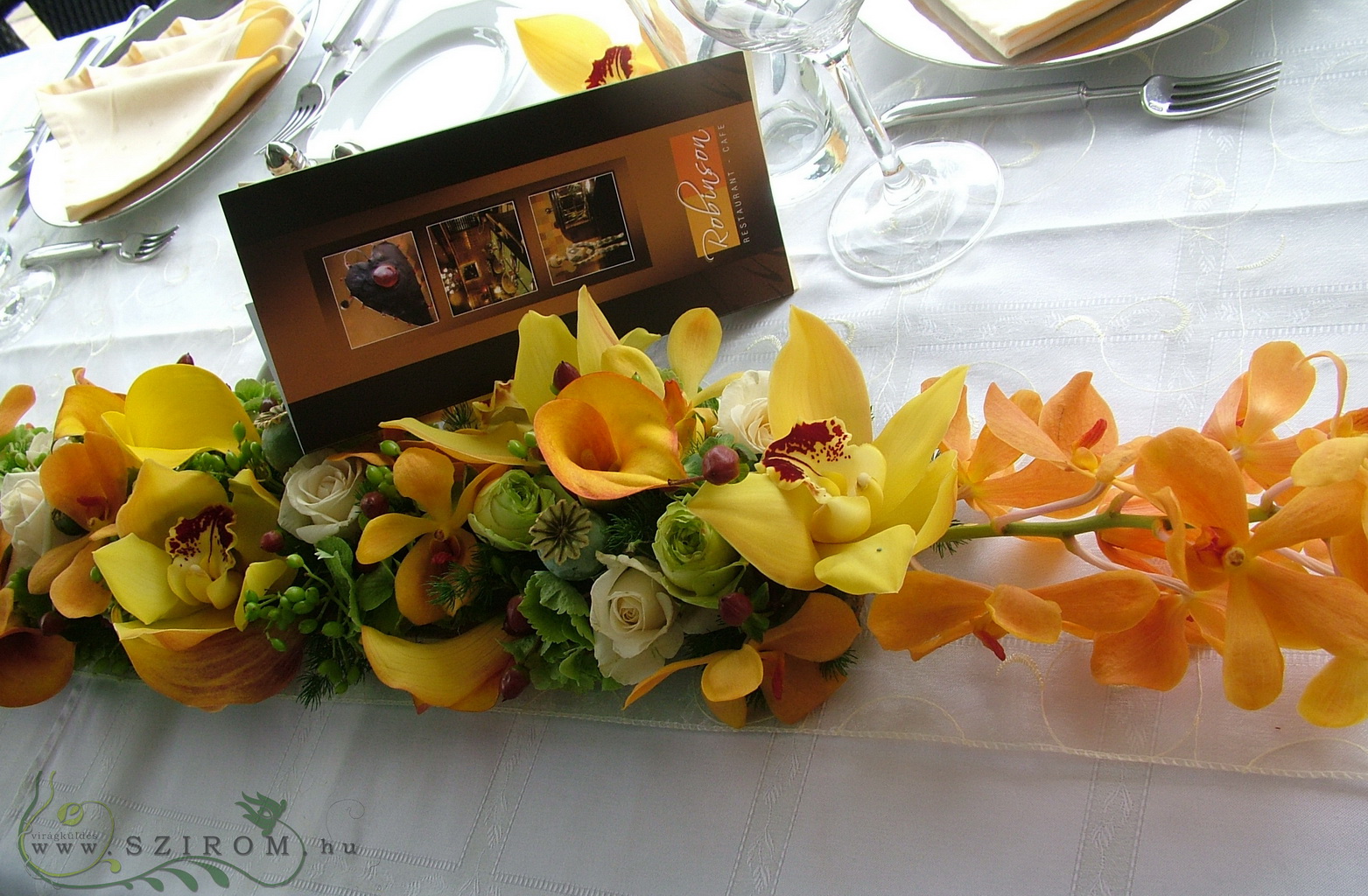 Virágküldés Budapest - Főasztaldísz (rózsa, orchidea, hortenzia, kála, hypericum, sárga, narancs)  Robinson Étterem, esküvő