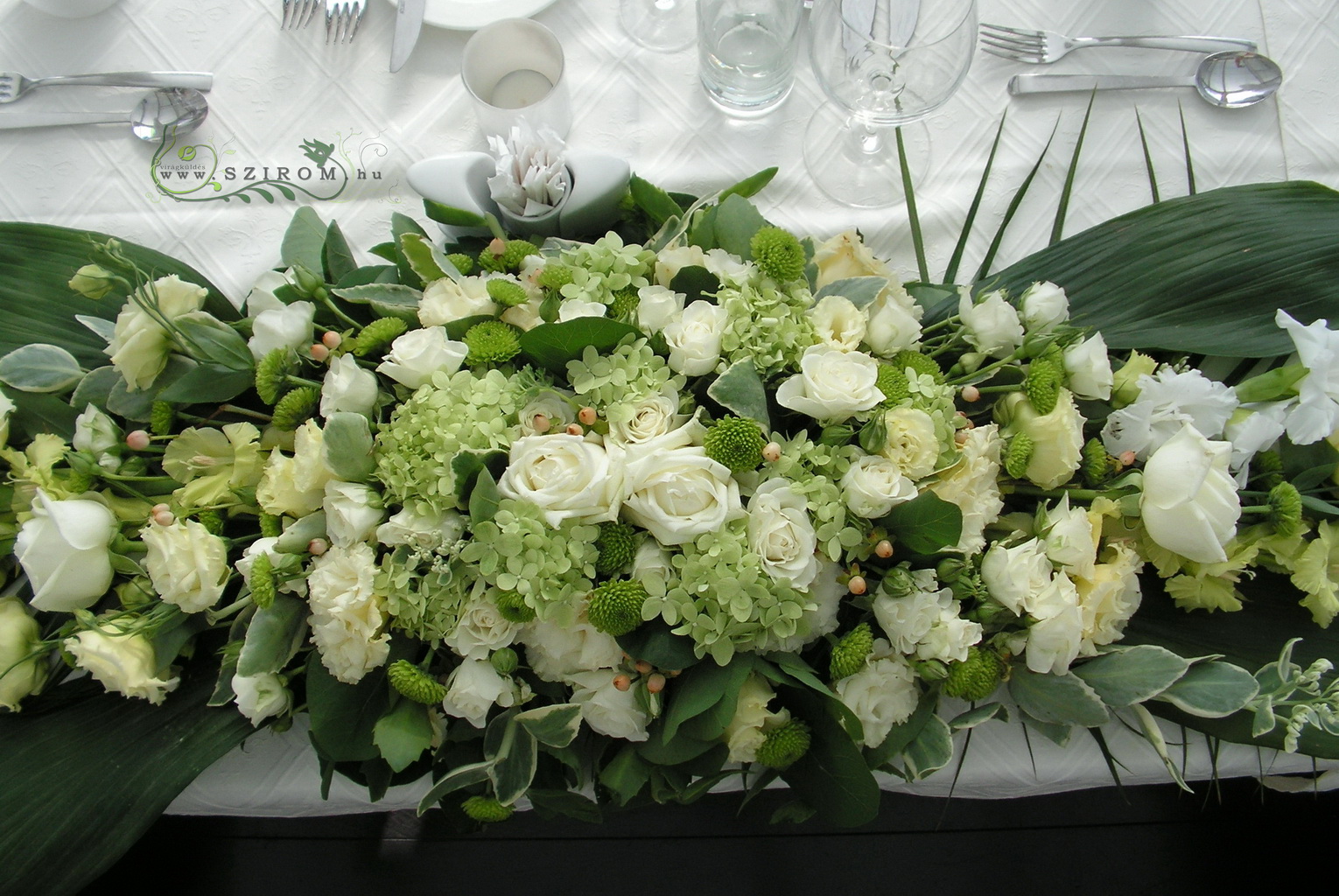 Virágküldés Budapest - Főasztaldísz (rózsa, liziantusz, hortenzia, gomb krizi, kardvirág, fehér, zöld), Spoon hajó, esküvő