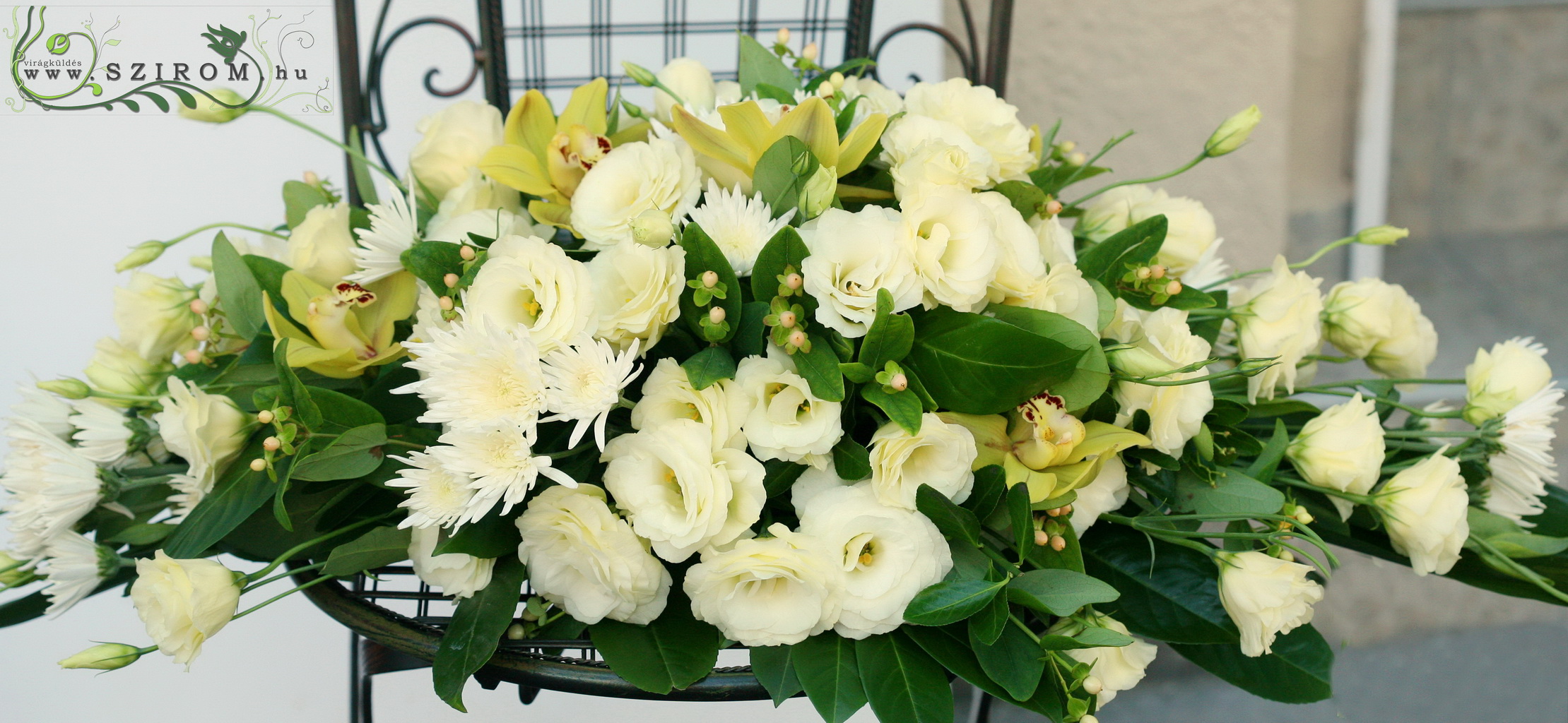 Virágküldés Budapest - Főasztaldísz (orchidea, liziantusz, krizi, hypericum, krém, fehér, zöld), esküvő