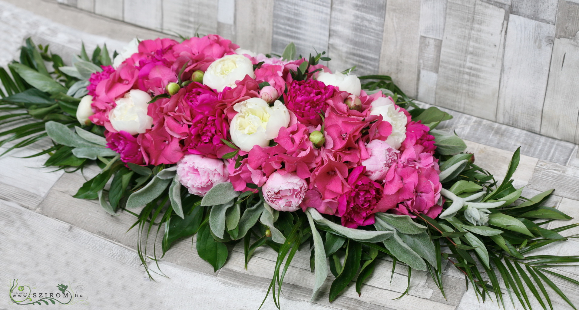 Virágküldés Budapest - Főasztaldísz hortenziából (peónia, hortenzia, rózsaszín), esküvő