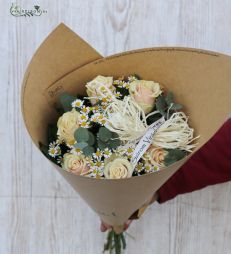 Virágküldés Budapest - Krém rózsák kraft papír tölcsérben apró virággal