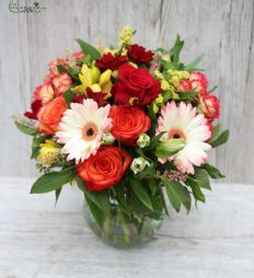 flower delivery Budapest - mixed orange bouquet in glass ball (17 st)