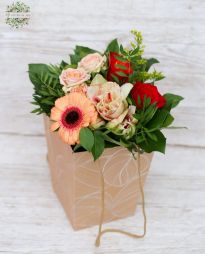 flower delivery Budapest - small peach-red bouquet in a portable flower bag with ears