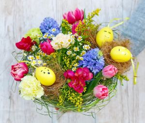 Virágküldés Budapest - Húsvéti tavaszi csokor emoji tojásokkal (19 szál)