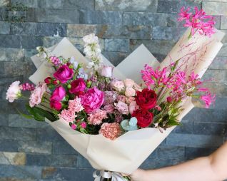 Blumenlieferung nach Budapest - Halbmondstrauß mit kleinen Blumen und englischen Rosen (30 Stiele)