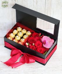 Virágküldés Budapest - Ferrero bonbonos doboz mini bokros rózsával, orchideával