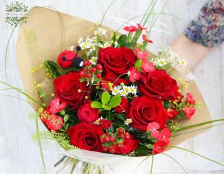 flower delivery Budapest - Red rose meadow bouquet with solomio dianthus, chamomile, ladybug (18 stems)