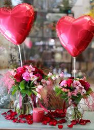 Virágküldés Budapest - Romantikus csomag 2db vázás kompozícióval, szirommal, gyertyával, lufikkal