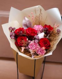 flower delivery Budapest - Red rose bouquet in bag with water, in theme of the color of the year Mocha Mousse