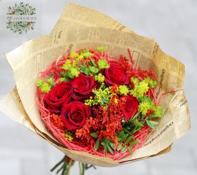 flower delivery Budapest - 5 Red roses with 6 small flowers, with wooden sign 