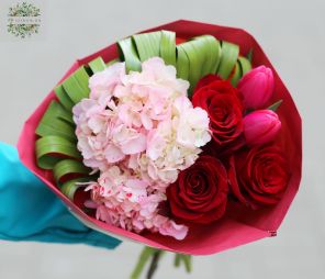 flower delivery Budapest - Small round bouquet with red roses, tulips, hydrangea (6 stems)