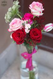 flower delivery Budapest - Small feminine rose bouquet with cylinder vase