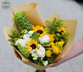 Blumenlieferung nach Budapest - Halbmondstrauß mit Sonnenblumen und Rosen (19 Stiele)