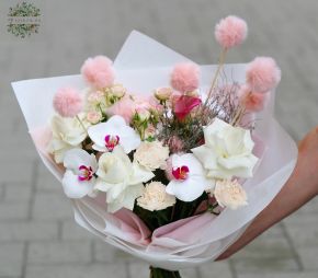 Blumenlieferung nach Budapest - Halbmondstrauß mit weichen Kugeln, Orchideen, reflexierte  Rosen