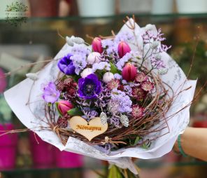 Blumenlieferung nach Budapest - Frauentagsstrauß mit kleinen lila Blüten und Tulpen (14 Stiele)