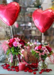 flower delivery Budapest - Romantic proposal package, with 2 vase compositions, petals, candle, balloons