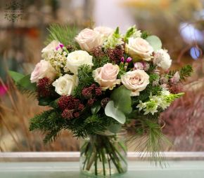 flower delivery Budapest - winter bouquet with pastel roses, small flowers, skimmia , vase (10+21 stems)