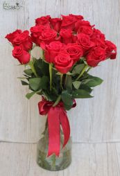 Blumenlieferung nach Budapest - 19 Rote Rosen im Vase