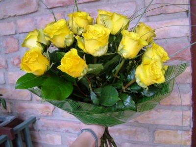 20 gelbe Rosen in einem runden Strauß