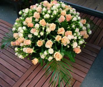 barack rózsa, bokros rózsa virágkosárban (60 szál, 1m)