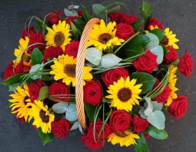 Rosenkorb mit Sonnenblumen (40 Stämme, 60 cm)