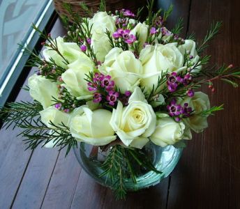 üveggömb fehér rózsával, viaszvirággal (20 szál)