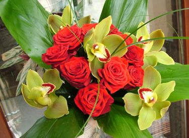 vörös rózsa orchideával (15 szál)