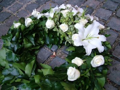 borostyánkoszorú fehér rózsával és liliommal (60cm)