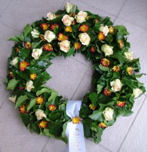 borostyán koszorú vendella rózsával, narancs krizivel (60cm)