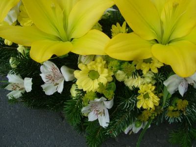 ivy wreath with yellow lilies, chrysanthemums and alstromerias (60 cm)