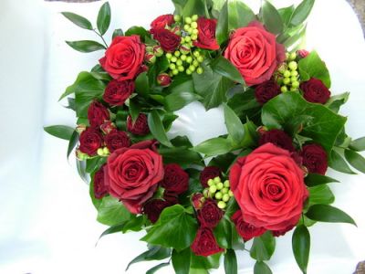 urn wreath with big headed red roses and mini roses in a floral foam base (35 cm)