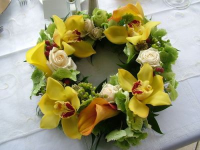 urn wreath with orchids, callas and roses  (35 cm)