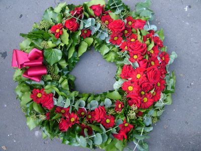 ivy wreath with red roses and daisy (60 cm)