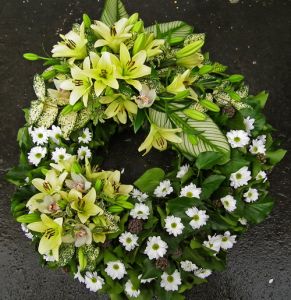 ivory wreath with yellow lilies, orchids and daisies (70cm)