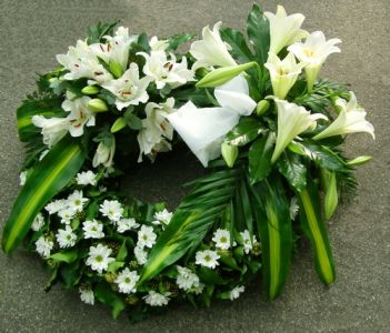 ivory wreath with oriental and longiflorum lilies (80cm)