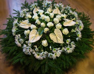 dome wreath with white anthuriums, roses and chrisantemums (1,1m)
