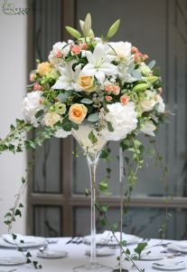Esküvői magas asztaldísz Gerbeaud ház átrium terem (hortenzia, rózsa, liziantusz, liliom, fehér, rózsaszín, barack ) 
