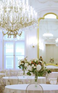 Esküvői asztaldísz magas vázában, 1db,  Festetics palota Budapest (hortenzia, rózsa, bokros rózsa, szegfű, alstromelia, dália, fehér, rózsaszín) 