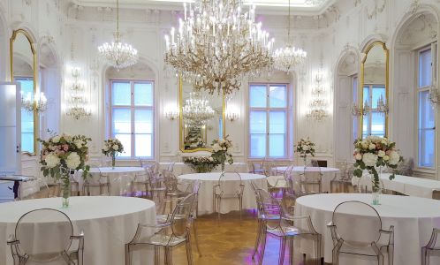 Esküvői asztaldísz magas vázában, 1db, Festetics palota Budapest (hortenzia, rózsa, bokros rózsa, szegfű, alstromelia, dália, fehér, rózsaszín) 
