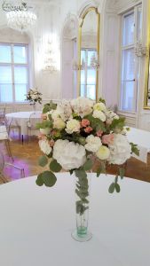 Esküvői asztaldísz magas vázában, 1db, Festetics palota Budapest (hortenzia, rózsa, bokros rózsa, szegfű, alstromelia, dália, fehér, rózsaszín) 