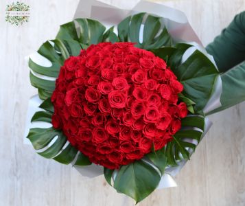 100 red roses in bouquet
