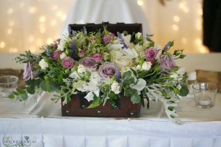 Main table centerpiece Bagolyvár (hydrangea, bushy rose, rose, purple, white, pink), wedding