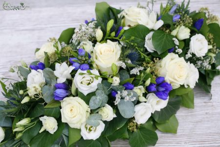 Main table centerpiece (rose, lizantus, eryngium, gentian, blue, white), wedding