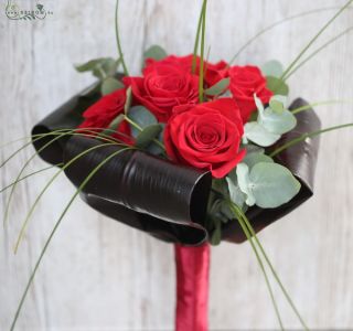 5 roses with black cordyline leafs