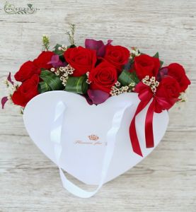 Szív doboz selyem akasztóval, 10 vörös rózsával, apró virágokkal (25cm)